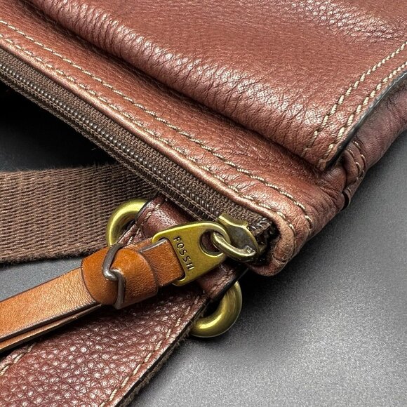 VTG Women’s FOSSIL Brown Leather Logo Messenger Cross Body Bag Purse 11"x11" - Picture 9 of 15